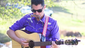 Nosearte - Robert Robles live music playing on the outdoor terrace